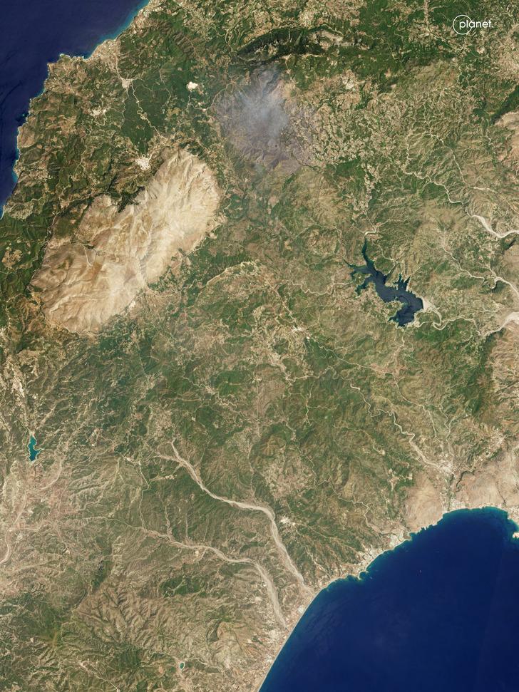 Uydu görüntüleri Rodos yangınının bilançosunu gösterdi! Tahliyeler sürüyor... Henüz kontrol altına alınmadı G2