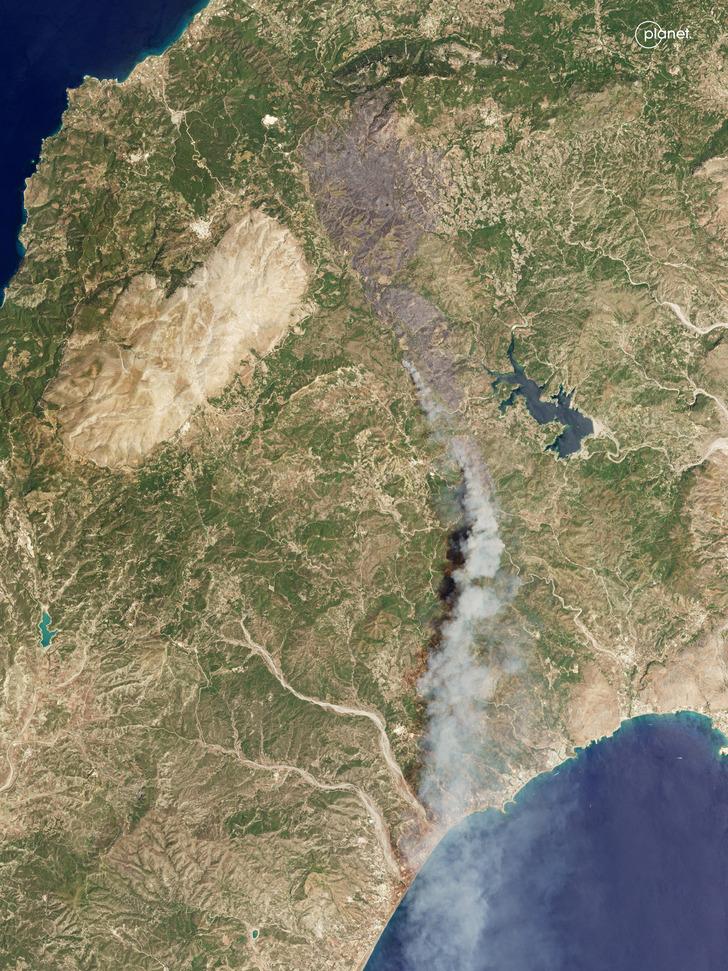 Uydu görüntüleri Rodos yangınının bilançosunu gösterdi! Tahliyeler sürüyor... Henüz kontrol altına alınmadı G3