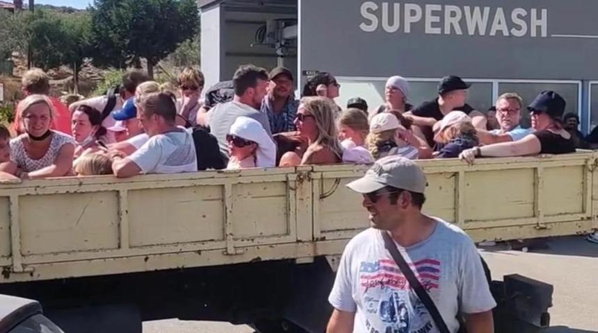 Rodos’taki yangından tahliye edilen turistler Fethiye’ye geldi