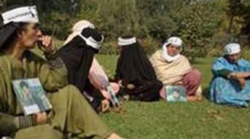 Hindistan'da t&ouml;ren sırasında kargaşa: 12 &ouml;l&uuml;