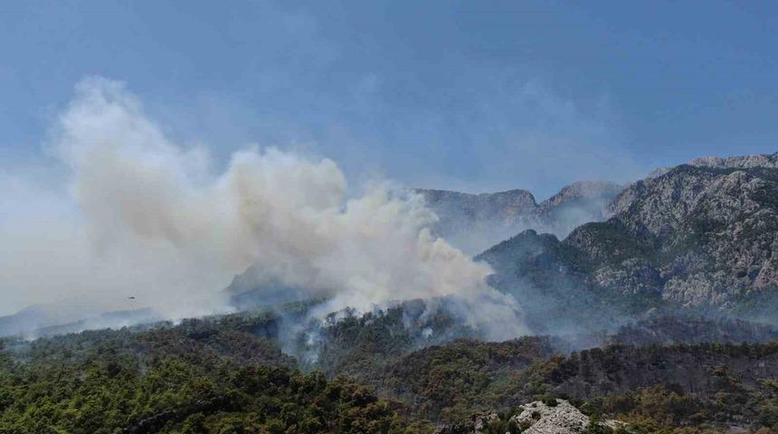 Turizm merkezi Kemer&rsquo;deki yangın 17 saattir devam ediyor