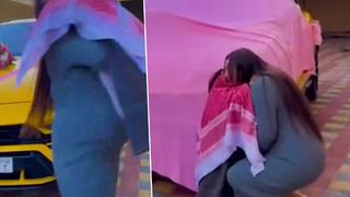 Sosyal medya bu görüntüleri konuşuyor! Suudi Arabistanlı iş insanı eşine lüks araba aldı... Kadının sevinci olay oldu