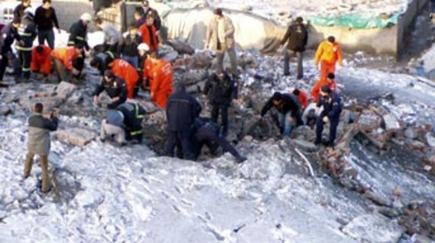 Diyarbakır'daki 8 katlı bina &ccedil;&ouml;kt&uuml;