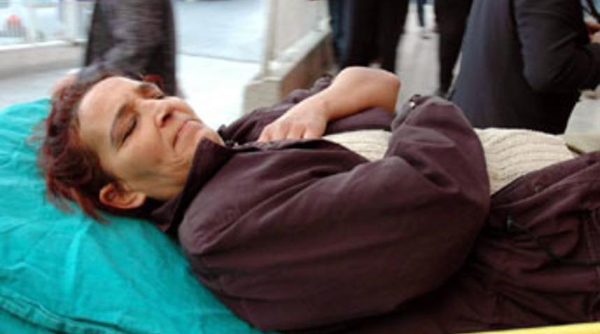 Kadının başına banyo taburesi d&uuml;şt&uuml;