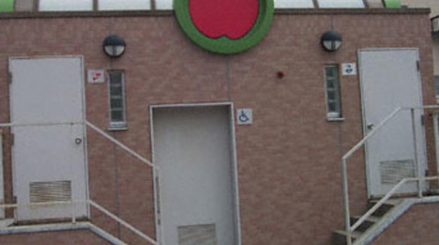 Servetini umuma a&ccedil;ık tuvaletlerde dağıtıyor