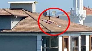 Yer: Düzce! Çatıda çıplak güneşlenen adam polis sirenlerini duyunca kaçtı... Komşular ihbar etti
