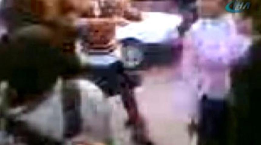 Liseli kızların &ccedil;izme kavgası