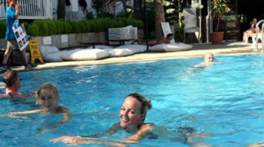 Yüzerken kulak enfeksiyonlarına dikkat!