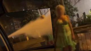 Kaldırımda bekleyen kadınlar üzerlerine yangın tüpü sıkmışlardı! Görüntülerdeki şahıslar yakalandı