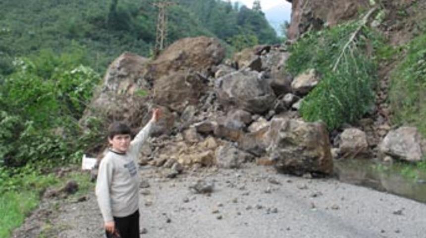 Heyelan, 22 k&ouml;y&uuml;n kullandığı yolu ulaşıma kapattı