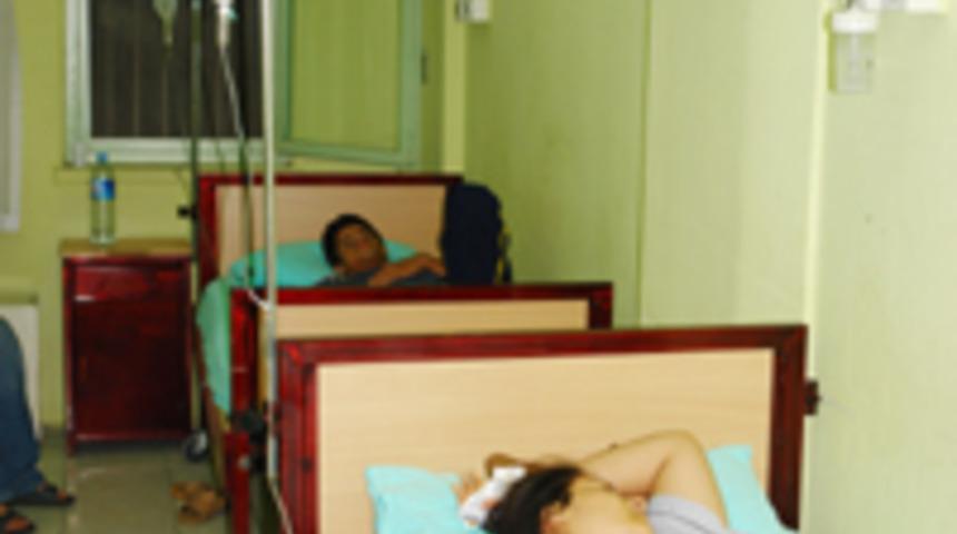 D&uuml;ğ&uuml;n pastası 200 kişiyi zehirledi