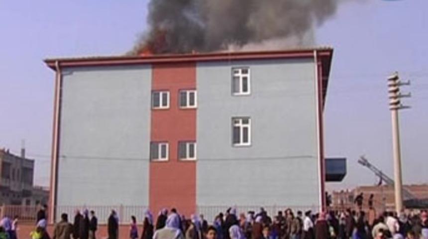 Okul yangını panik yarattı