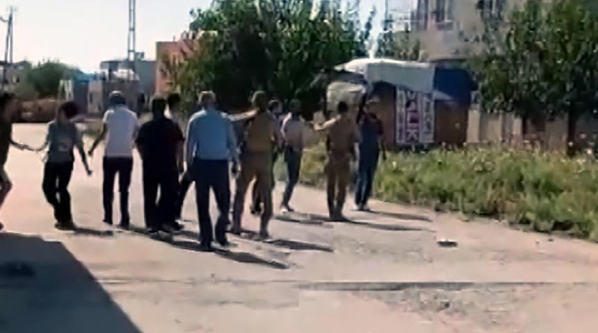 Komşular arasındaki tartışma sonrası ortalık savaş alanına döndü: Özel harekat polisleri, havaya ateş ederek kavgayı ayırdı