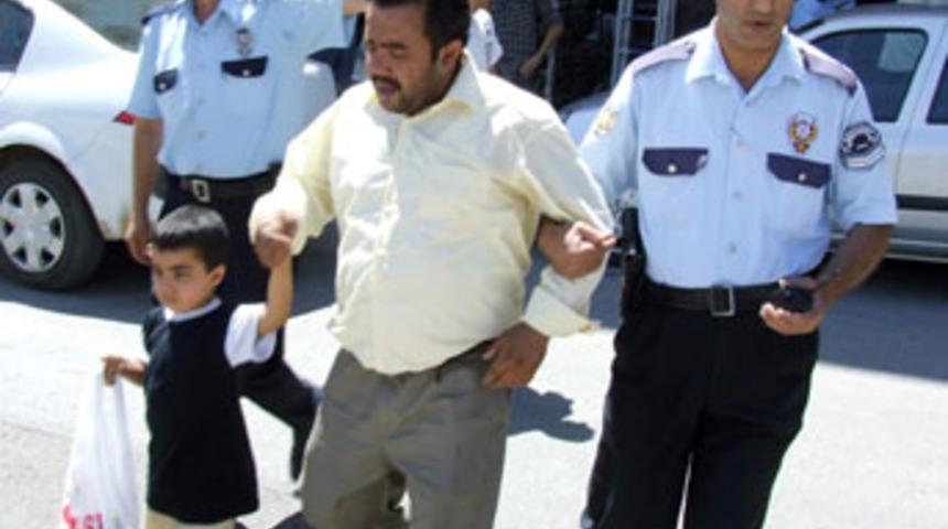 İşsiz baba, &ccedil;ocuğunu jiletle rehin aldı