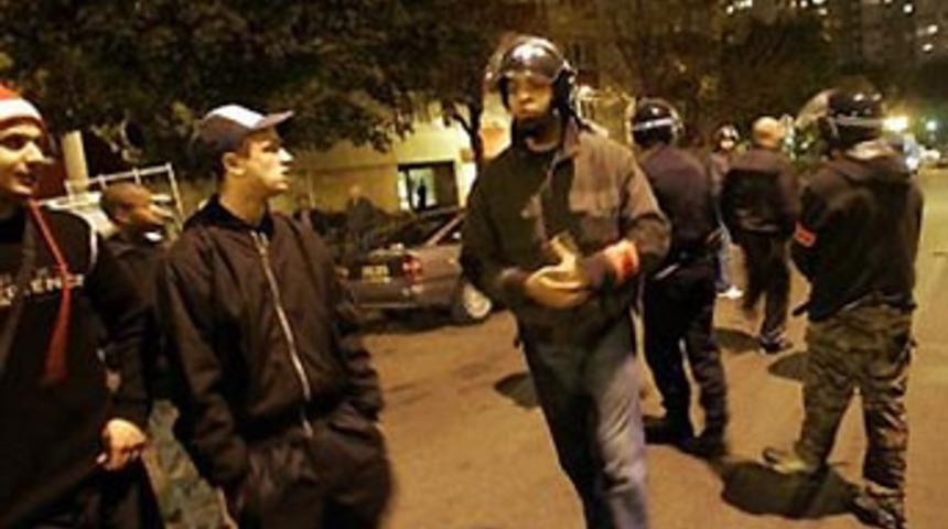 Paris'te K&uuml;rt merkezine baskın