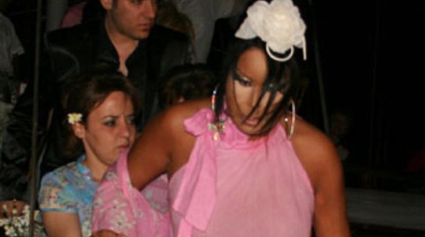 B&uuml;lent Ersoy ve eşi Armağan otele kapandı