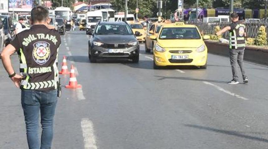 Polislerden kaçamadı... Ehliyetine 2081 yılına kadar el konulmuş taksici yakayı ele verdi!