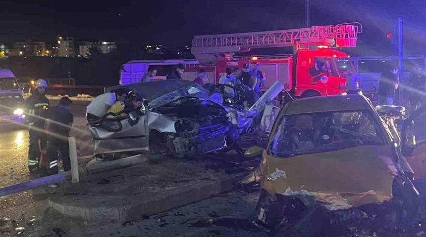 İki aracın kafa kafaya çarpıştığı kazada taksinin motoru fırladı!