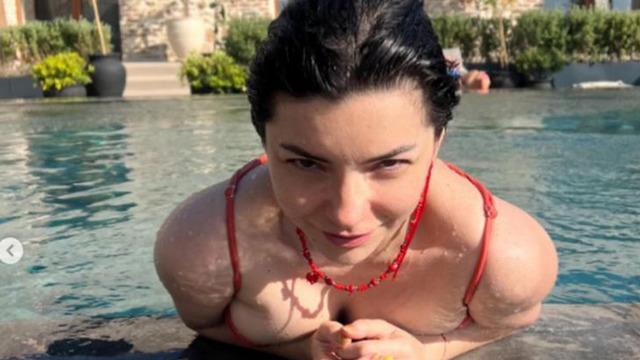 Merve Boluğur'dan Barbie pozları! Belinden aşağı inen dekoltesini eliyle kapadı