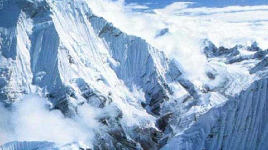 Himalayalar'da yoğun kar yağışı: 1 dağcı &ouml;ld&uuml;