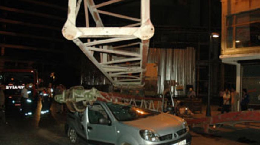 Halatları kopan vin&ccedil; otomobilin &uuml;zerine d&uuml;şt&uuml;