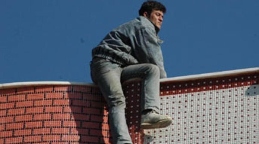 Sevdiği kızla evlenemeyince &ccedil;atıya &ccedil;ıktı