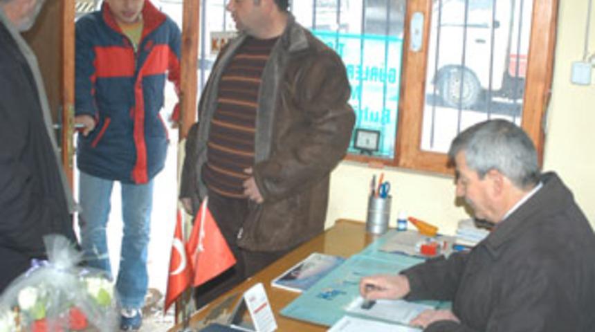 Muhtarlığı soyup T&uuml;rk Bayrağı'nı &ccedil;iğnediler