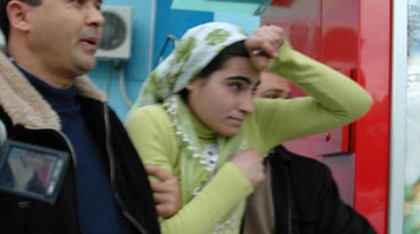 1 yıllık evli gelin kaynanasını 40 yerinden bı&ccedil;akladı