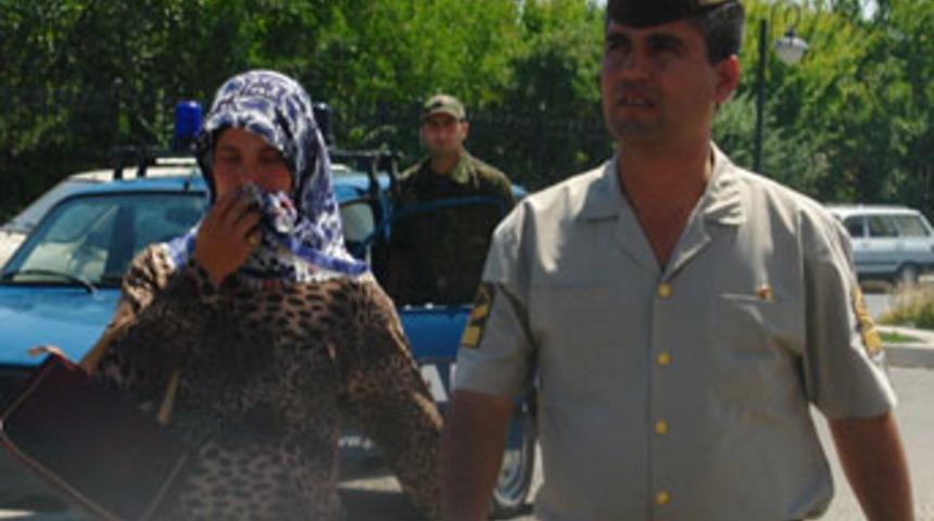 &Ccedil;ocuğunu d&ouml;v&uuml;p sokağa attı