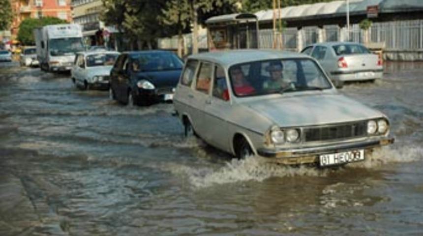 Adana'da i&ccedil;me suyu şebekesi patladı