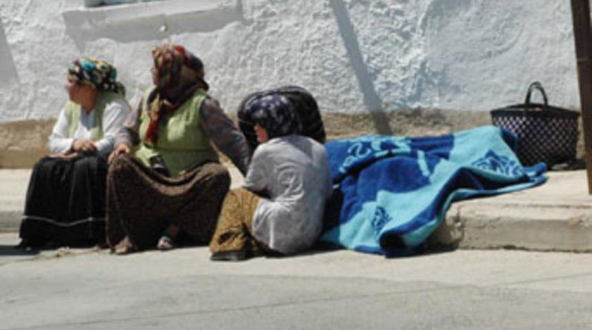 Torunlarına yemek taşırken &ouml;ld&uuml;