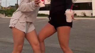 Aralarında 16 yıllık yaş farkı var ama görenler kardeş zannediyor! “Hangisi anne hangisi kızı?”