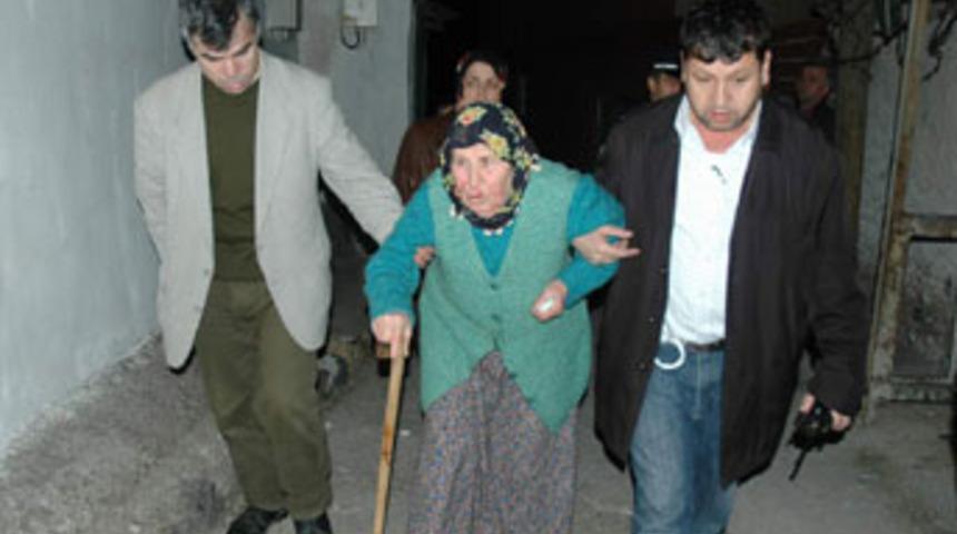 Yaşlı kadına kar maskeli gasp