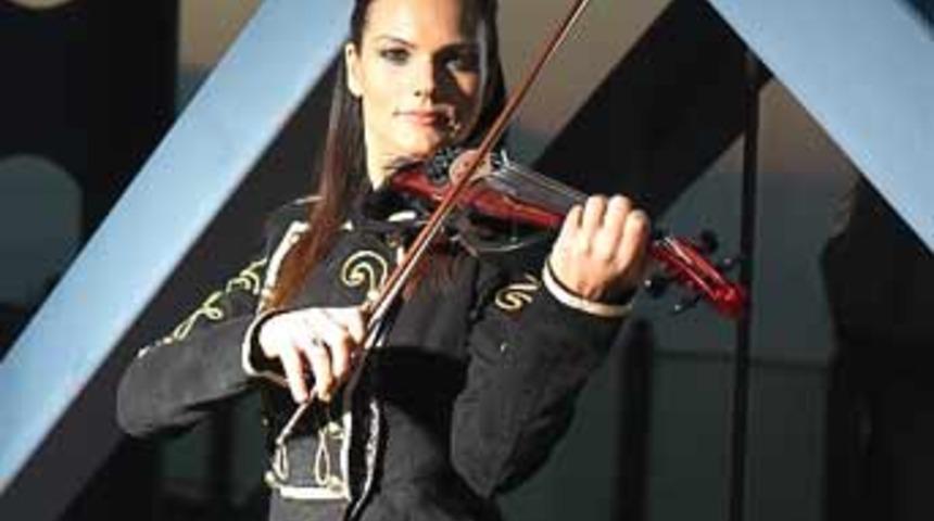 Keman ve vokalin b&uuml;y&uuml;l&uuml; buluşması