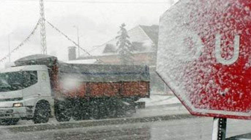Bolu Dağı kar yağışına esir oldu