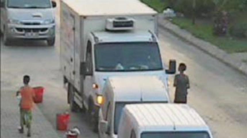 Minik hırsız &ccedil;antayı işte b&ouml;yle &ccedil;aldı