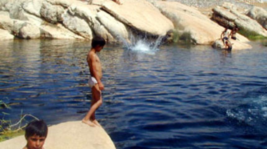 Diyarbakırlılar i&ccedil;tikleri suda y&uuml;z&uuml;yor