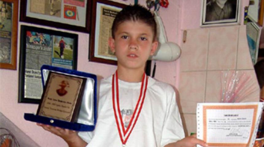 K&uuml;&ccedil;&uuml;k top cambazından futbol şov