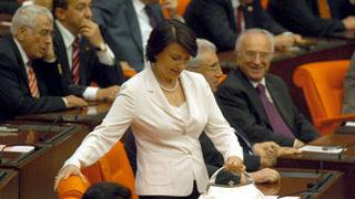 Mumcu ve Akşener siyah tayyör giyecek