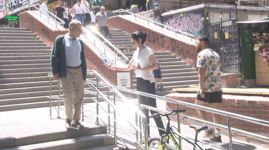 Sıcaklıkların 35 dereceyi geçtiği Başkent’te vatandaşlara ücretsiz su dağıtıldı