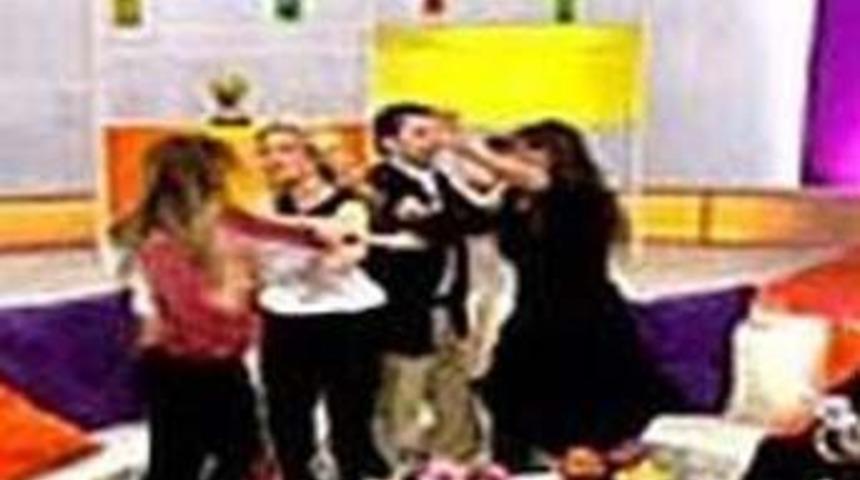 Canlı yayında sa&ccedil; sa&ccedil;a baş başa kavga!