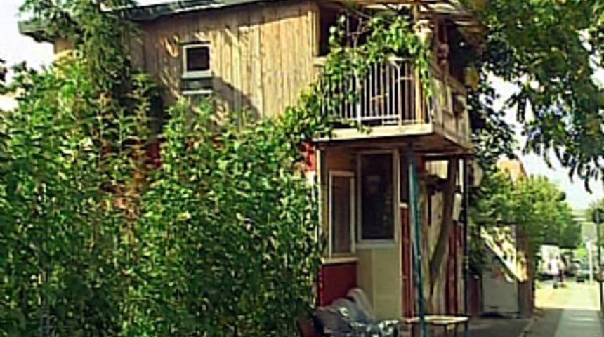 Berlin duvarı dibinde T&uuml;rk gecekondusu
