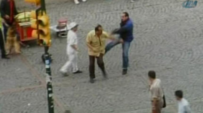 Taksim'de meydan kavgası g&ouml;r&uuml;nt&uuml;lendi