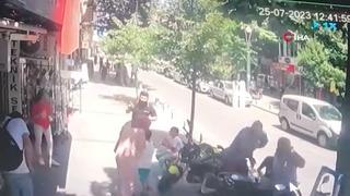 Akıllara durgunluk veren anlar: Görüntüler İstanbul’da kaydedildi! Kaldırımdaki insanların başına taş yağdı