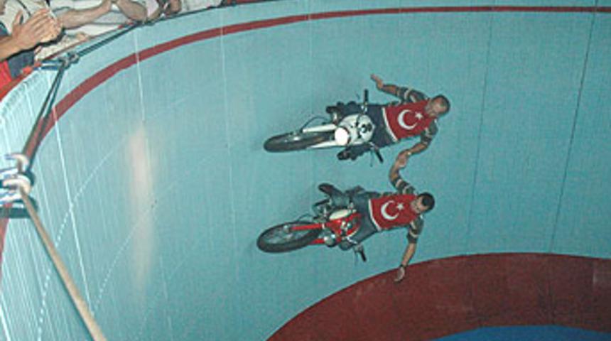 Motosikletle &ouml;l&uuml;me meydan okuyorlar