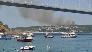 Beykoz'da yangın! Boğaz'ın üstünü dumanlar kapladı... Denize girenlerin görüntüsü dikkat çekti