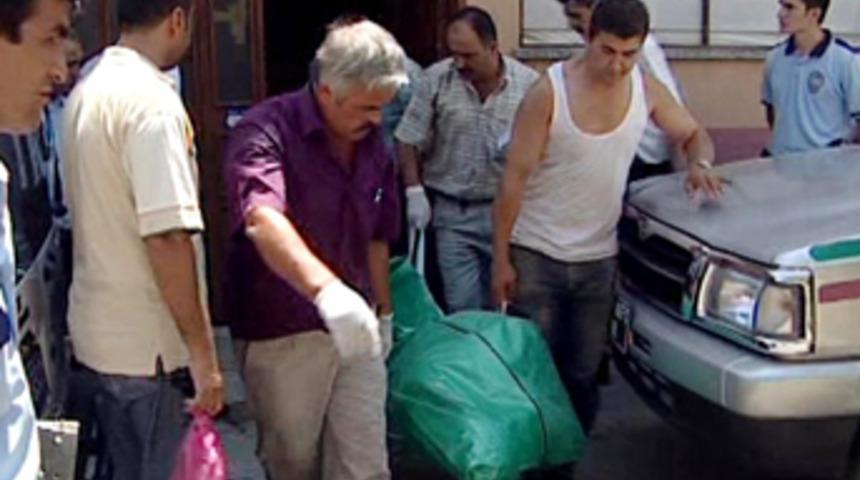 Karısını &ccedil;ocuğunun g&ouml;zleri &ouml;n&uuml;nde &ouml;ld&uuml;rd&uuml;