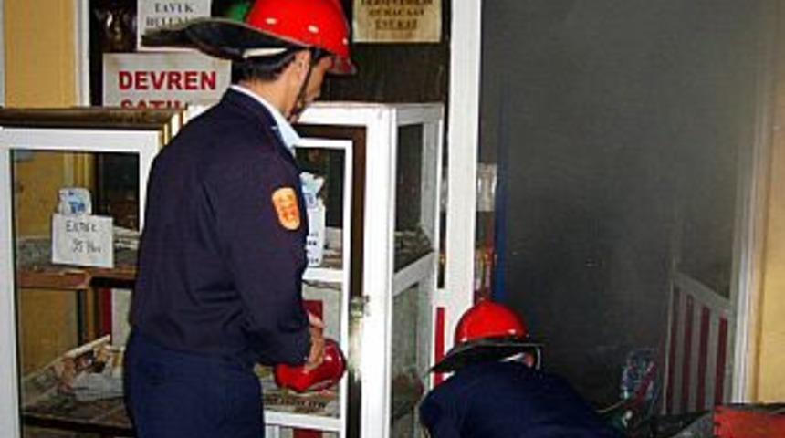 Hırsızlar soydukları marketi yaktılar