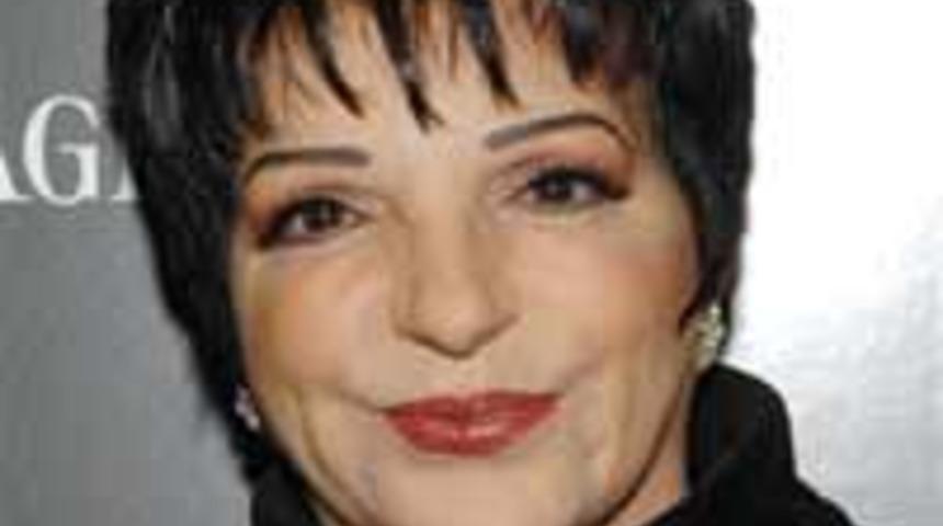 Liza Minelli konser sırasında bayıldı