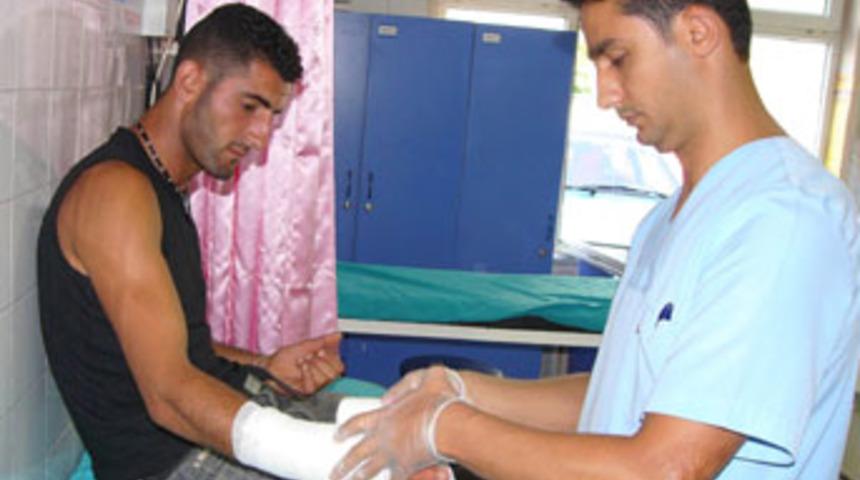 Zabıta komiseri pazarcıyı bı&ccedil;akladı